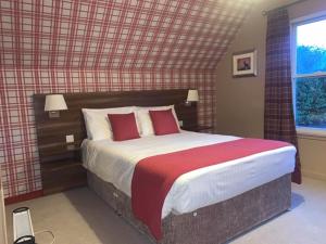 A bed or beds in a room at Chieftain Hotel