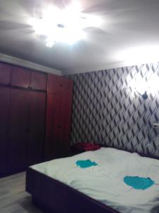 ein Schlafzimmer mit einem Bett und einer Wand in der Unterkunft 9 Plus - Orbeli in Orbeli