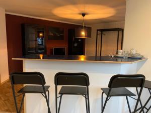 eine Küche mit einer Bar mit vier Stühlen in der Unterkunft Klosterstraße 3 in Annaberg-Buchholz
