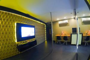 Uma TV ou centro de entretenimento em Nexos Motel Tamarineira (Adult Only)