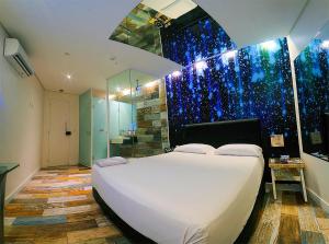 Een bed of bedden in een kamer bij Nexos Motel Tamarineira (Adult Only)