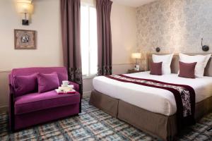 パリにあるホテル モンソー ワグラムの大きなベッドと紫色の椅子が備わるホテルルームです。