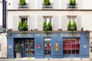 un hôtel moroccan wascham devant un bâtiment dans l'établissement Hotel Monceau Wagram, à Paris