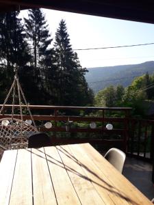 een tafel en stoelen op een balkon met uitzicht bij chalet "le Refuge du Brabant" in Cornimont