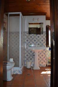 La salle de bains est pourvue d'une douche, d'un lavabo et de toilettes. dans l'établissement Carneiro Country Houses Casa do Avô, à Carneiro
