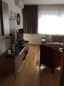 een woonkamer met een bank en een tafel bij S&A Apartment Sarajevo in Sarajevo