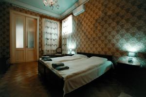 Postel nebo postele na pokoji v ubytování Guest House Old Kutaisi