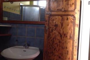 uma casa de banho com um lavatório e um espelho em La Casina del Vicolo em Marina di Campo