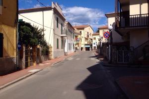 uma rua vazia numa cidade com edifícios em La Casina del Vicolo em Marina di Campo