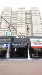 un hotel con un cartel en la parte delantera de un edificio en Hotel Premium Flat Ourinhos, en Ourinhos