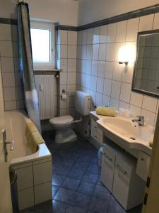 Ένα μπάνιο στο Gästehaus Ertel - Ferienwohnung in Erding