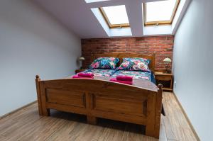 um quarto com uma cama e uma parede de tijolos em Bronowicka Premium Apartment - 52m2 with private parking na Cracóvia