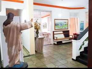 a statue of a woman standing in a living room at HOTEL POUSADA ALAGOINHAS in Alagoinhas