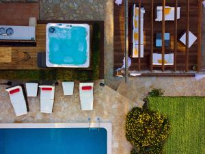 einen Blick über den Pool in einem Resort in der Unterkunft Villa Maha - Pool and Jacuzzi, included Breakfast in Korčula