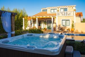 - un bain à remous dans l'arrière-cour d'une maison dans l'établissement Villa Maha - Pool and Jacuzzi, included Breakfast, à Korčula