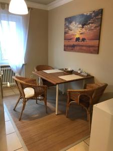 jadalnia ze stołem i krzesłami oraz zdjęciem słoni w obiekcie Gästehaus Ertel - Ferienwohnung in Erding w mieście Erding
