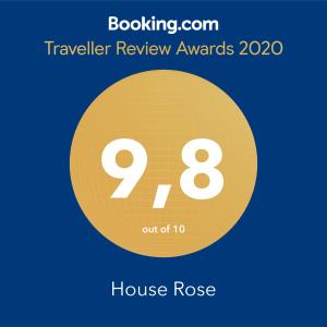 un cerchio giallo con le parole "Premi per la recensione del viaggio" e una rosa della casa di House Rose a Rose