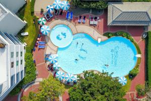 七岩的住宿－可拉查姆度假酒店，享有度假村游泳池的顶部景致