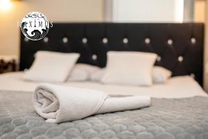 Una toalla sobre una cama en Maximus II, en Ustka