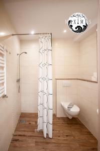 Un baño con inodoro y ducha en Maximus II, en Ustka