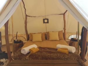 En eller flere senge i et værelse på The Luxury Honolulu with Private Bar at Paradise Valley Glamping