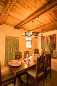 una sala da pranzo con tavolo e sedie in legno di Barbara’s House a Siwa