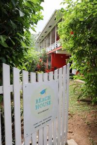 un cartel en una valla frente a una casa de playa en Turtle Beach House, en Bocas Town