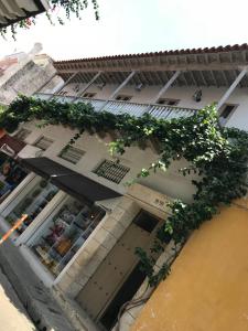 a building with ivy on the side of it at Calle de la iglesia 35-59 in Cartagena de Indias