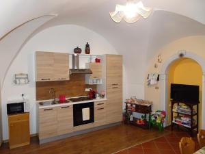 cocina con fregadero y fogones horno superior en B&B San Valentino, en Giovo