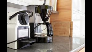 a coffee maker sitting on top of a counter at Appartment im Villenviertel in Jena