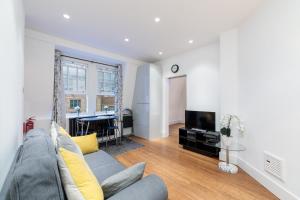 a living room with a couch and a television at Oxford Circus Luxury Holiday Let in London