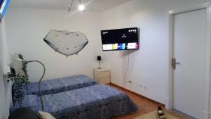 sala de estar con 2 camas y TV de pantalla plana en Estudio Vista Rubicon, en Playa Blanca