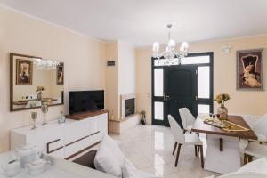 un soggiorno con tavolo e una sala da pranzo di Faidra Luxury Apartment a Flóka