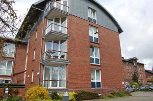 un edificio de ladrillo rojo con techo curvado en Ferienwohnung Stadtlust II direkt am Husumer Hafen, en Husum