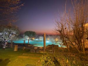 una vista de una piscina por la noche en Catullo Apartments Sirmione, en Sirmione