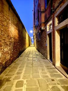 un callejón vacío con una pared de ladrillo en SANTA CATERINA, en Venecia