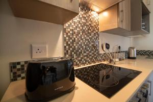 Virtuve vai virtuves zona naktsmītnē Zwelakho Furnished Apartments The Cube