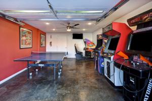 a room with a ping pong table and arcade games at Expedition Lodge in Moab