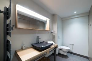 een badkamer met een wastafel en een toilet bij Résidence les Dombes in Rillieux