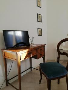 Telewizja i/lub zestaw kina domowego w obiekcie Le stanze di Ninni
