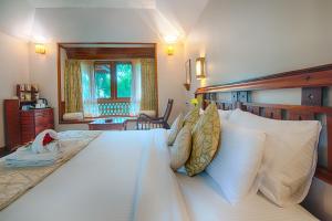 Postel nebo postele na pokoji v ubytování Greenwoods Resort, Thekkady