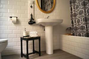 a bathroom with a sink and a toilet and a tub at Apartamento Acogedor en la Coruña in A Coruña