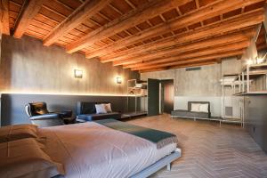 - une chambre avec un grand lit et une cheminée dans l'établissement Residenza Buglioni Piazza Erbe, à Vérone