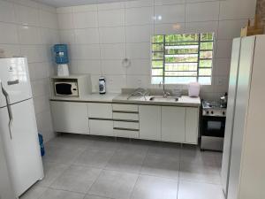Una cocina o kitchenette en Casa Guarda do Embaú