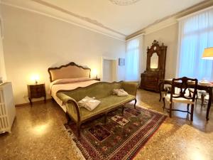 a living room with a large bed and a table at Ca’ Salicornia in Venice