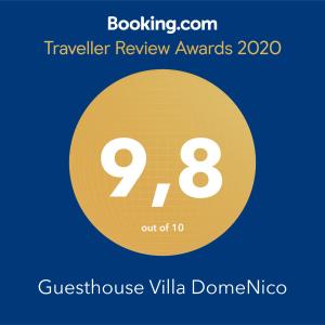 een gele cirkel met het nummer acht en de prijzen voor de reizende beoordeling bij Guesthouse Villa DomeNico in Lozovac