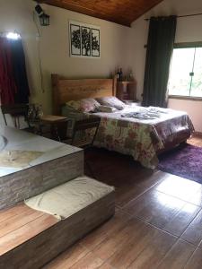 En eller flere senge i et værelse på Pousada Leal Chalé + 18 billeder