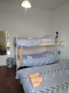 מיטה או מיטות קומותיים בחדר ב-Lo de Pablo
