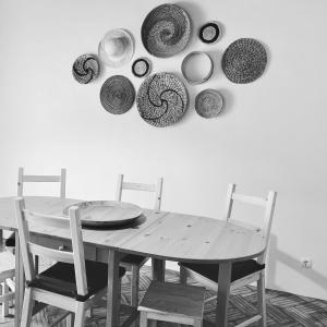 梅爾圖拉的住宿－Casas de Mértola，墙上的桌椅,上面有盘子和碗