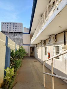 an empty corridor of a building with a balcony at Hotel Flamboiã in Araraquara